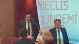 Serdivan Belediyesi meclis toplantısında CHP'li üye ile başkan yardımcısı arasında arbede çıktı