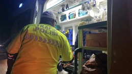 Çorum'da refüje çarpan otomobil yan yattı: 1’i bebek 3 yaralı