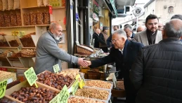 Kayseri'de Başkan Büyükkılıç Camikebir'de esnaf ziyaretinde vatandaşlarla buluştu