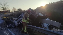 Manisa'nın Köprübaşı ilçesinde tırın kontrolden çıkması sonucu 1 kişi yaralandı