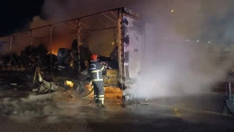 Şanlıurfa-Gaziantep Otoyolu'nda beyaz eşya yüklü tır alev alev yandı