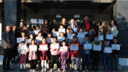 Buharkent'te Gençlik Merkezi'nde satranç kursunu tamamlayan öğrencilere katılım belgeleri verildi