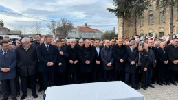 İYİ Partili Turhan Çömez annesini son yolculuğuna uğurladı