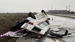 Denizli’de yağış sonrası kayganlaşan yolda takla atan transit hurdaya döndü, 2 yaralı