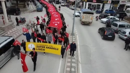 Şuhut’ta öğrenciler 100 metrelik Türk bayrağıyla yürüdü