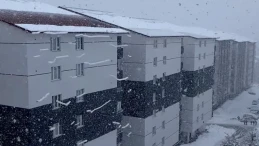 Bitlis'te çatıdan caddeye düşen kar kütleleri görsel şölen sundu