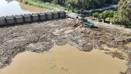 Büyük Menderes Nehri'ndeki rüsubat temizliği için Söke Regülatörü'nde çalışma başladı