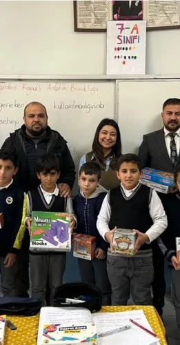 Yüksekova'da 16 okula 440 eğitim ve zekâ oyunu seti ile kırtasiye malzemesi hediye