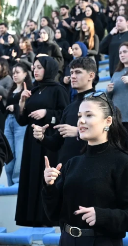 Manisa'da MCBÜ öğrencilerinden işaret diliyle "Karsu - Zaman" performansı