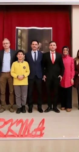 Bayburt'ta ilkokul öğrencileri İstiklal Marşı'nı güzel okumak için yarıştı