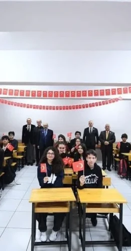 Balıkesir'de eğitimde ikinci dönem bayrak sevgisiyle başladı