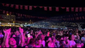 Mehmet Çevik Gemlik'te ücretsiz konserle hemşehrilerini coşturdu