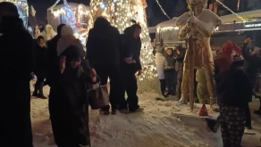 Uludağ'da yılbaşı kutlamasında yaşlı teyzenin dansı renkli görüntüler oluşturdu