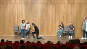 Mahşer-i Cümbüş Uludağ'da doğaçlama tiyatro ile kahkaha dolu gece yaşattı