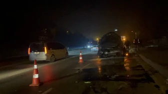 Eskişehir'de kontrolden çıkan araç direği devirip karşı şeride geçti