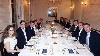 İspanya ve Türkiye milli takımları maç öncesi resmi yemekte bir araya geldi