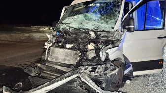 Edirne'de tıra çarpan panelvan hurda haline geldi ve sürücü yaralandı. Olay yerine itfaiye,