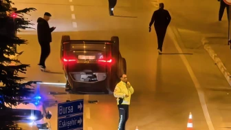 Bursa'nın İnegöl ilçesinde çarpışan 2 araçtan biri takla atarak ters durdu, 2 kişi