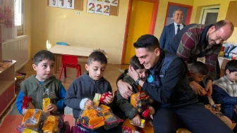 İzmir'de ülkü ocakları Yenmiş Hürriyet İlkokulu'nda tadilat çalışması yaptı