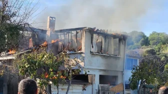 Bursa'nın Mudanya ilçesinde çıkan yangında bir ev küle döndü ve yan bina hasar