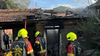 Balıkesir'in Ayvalık ilçesinde bir depoda çıkan yangın itfaiye ekiplerince söndürüldü