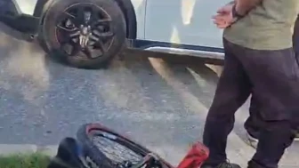 Antalya'nın Manavgat ilçesinde yaya geçidinden geçen bisikletli çocuğa otomobil çarptı