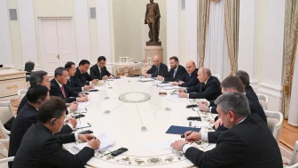 Putin ve Çin Başbakanı Li Moskova'da stratejik iş birliğini görüştü