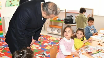 Ardahan Valisi Hayrettin Çiçek TOKİ Kızılay Anaokulu’nda öğrencilerle bir araya geldi