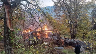 Karabük'te çıkan yangında ahşap evdeki 5 kişi dumandan etkilendi.