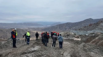 Sivas'ta maden ocağında göçük sonrası bir işçinin kurtarma çalışmaları devam ediyor
