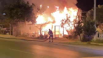 Mersin'in Erdemli ilçesinde petrol istasyonu yakınındaki barakada yangın çıktı