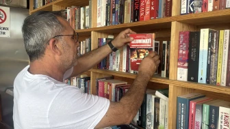 Bodrum'da büfe işleten Berat Yalçın iş yerinde 800 kitaplık kütüphane kurdu