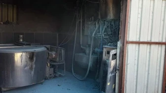 Sakarya'nın Kaynarca ilçesinde ahırdaki süt sağım ünitesinde yangın çıktı 400 bin liralık zarar