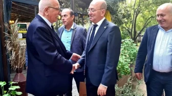 Edremit’te bakkallar odası 20 yılını tamamlayan esnafları plaketle ödüllendirdi