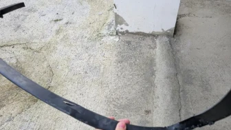 Kastamonu'da sokak köpekleri park halindeki aracın plastik parçalarını parçaladı