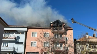 Uşak'ta Banaz ilçesinde çatı yangını ekipler tarafından söndürüldü