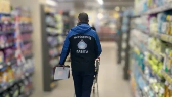 Balıkesir'de zabıta ekipleri yılbaşı öncesi market ve mağazalarda denetim yaptı