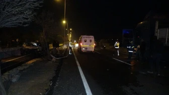 Kilis'te park halindeki tıra çarpan otomobil hurdaya döndü: 2 yaralı