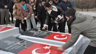 Keşan'da trafik kazasında hayatını kaybeden 7 öğrenci ve 1 şoför için anıt açıldı