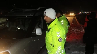 Erzincan'da kar ve tipi nedeniyle Sakaltutan, Kızıldağ ve Ahmediye geçitlerinde yol ulaşıma kapandı