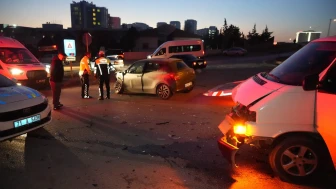 Kırıkkale’de minibüs ile otomobilin kafa kafaya çarpması sonucu 2 kişi yaralandı