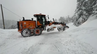 Karabük-Bartın yolunda kar kalınlığı 1,5 metreyi aştı