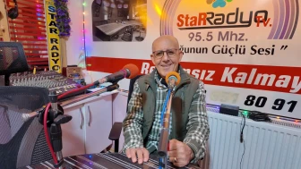 Van'ın Erciş ilçesinde 70 yaşındaki İzzet Batmaz 35 yıldır radyo yayıncılığı yapıyor