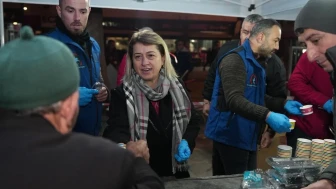 düzce'de regaip kandilinde vatandaşlara helva dağıtıldı