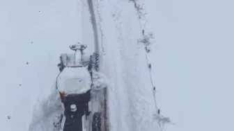 karda mahsur kalan ambulansı iş makinesiyle çekerek hastaya ulaştırdılar