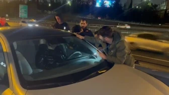 İstanbul'da otoyolda uyuyan adam itfaiye tarafından cam kırılarak uyandırıldı