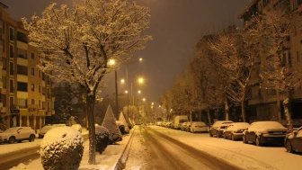 Çorum'da kar yağışı kent merkezini beyaza bürüdü
