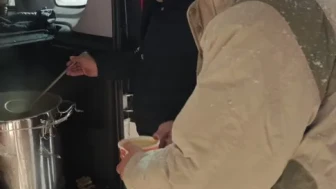 Diyarbakır'da karda mahsur kalanlara sıcak çorba ikram edildi