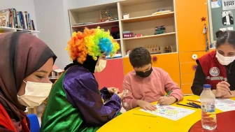 hastanede tedavi gören çocuklara üniversitelilerden moral desteği