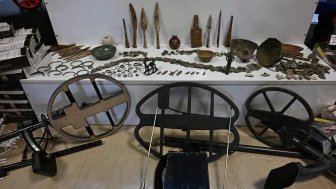 Muş'ta kaçakçılık operasyonunda 7 adrese baskın düzenlendi, silah ve tarihi eser ele geçirildi
